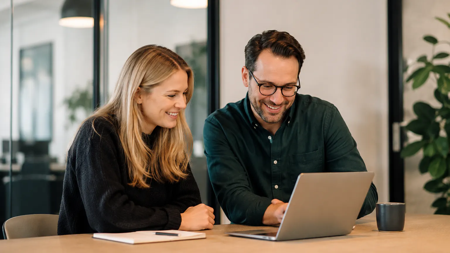 Två personer som tittar på en laptop