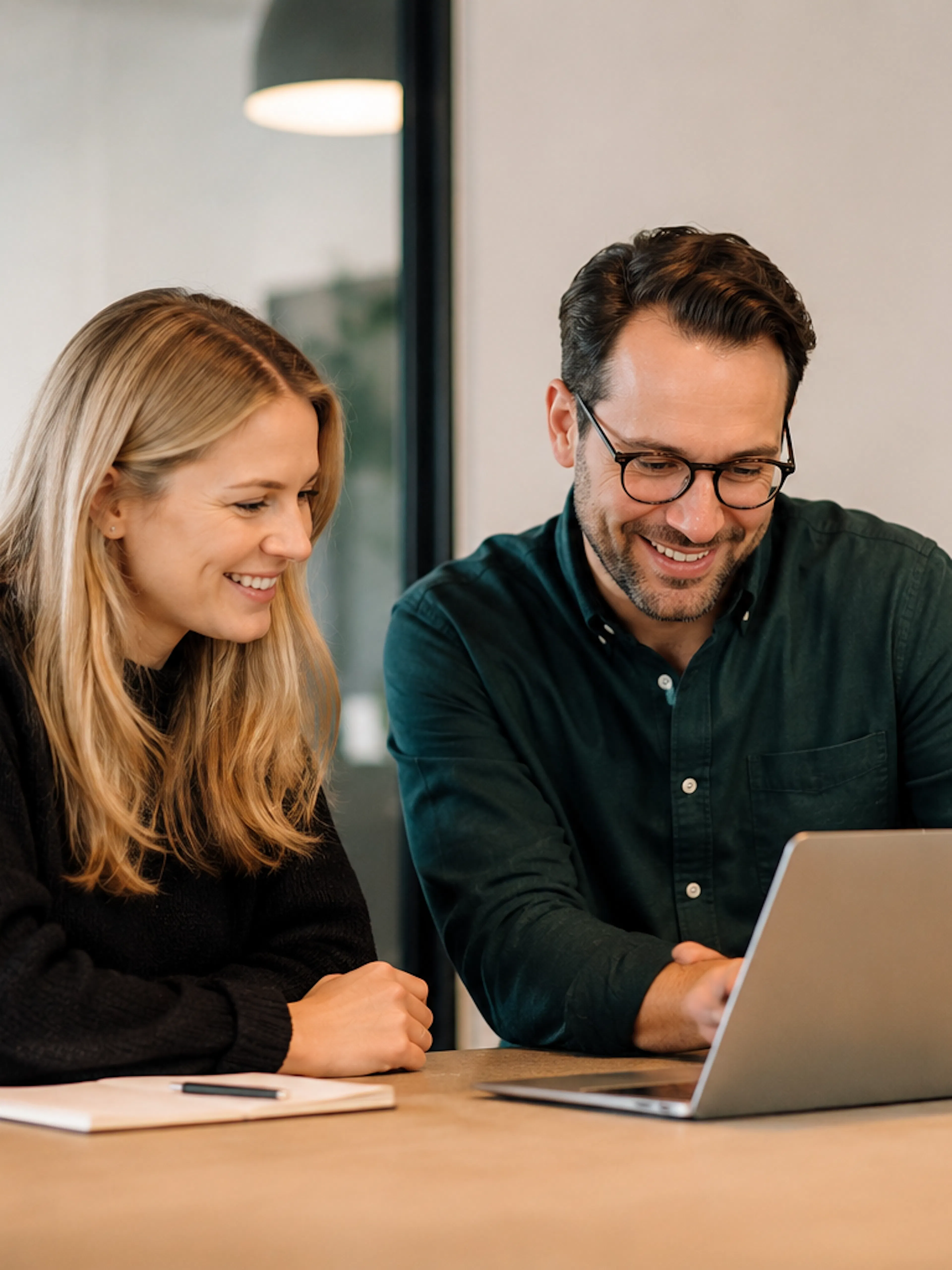 Två personer som tittar på en laptop