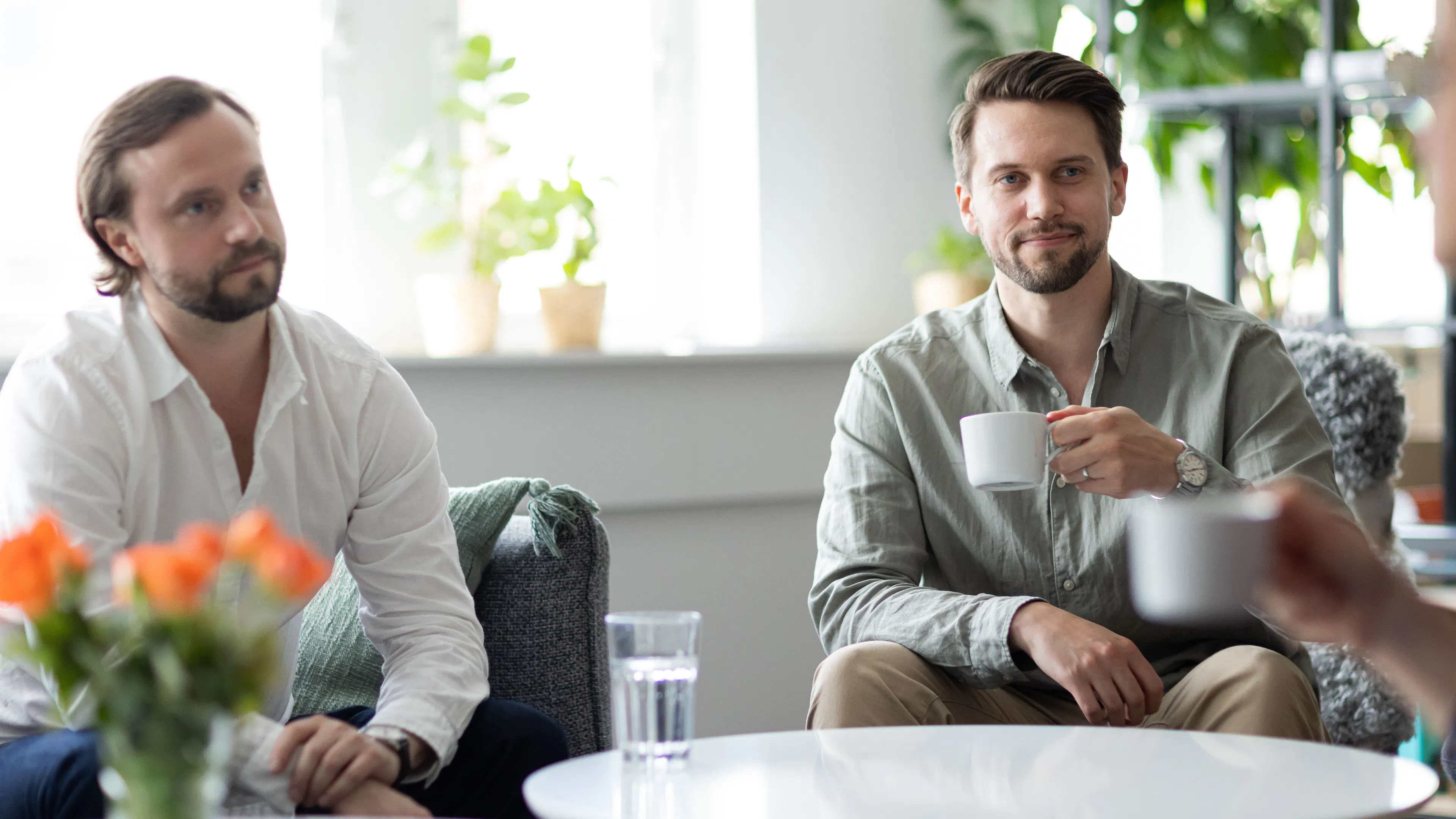 Två män som sitter och dricker kaffe