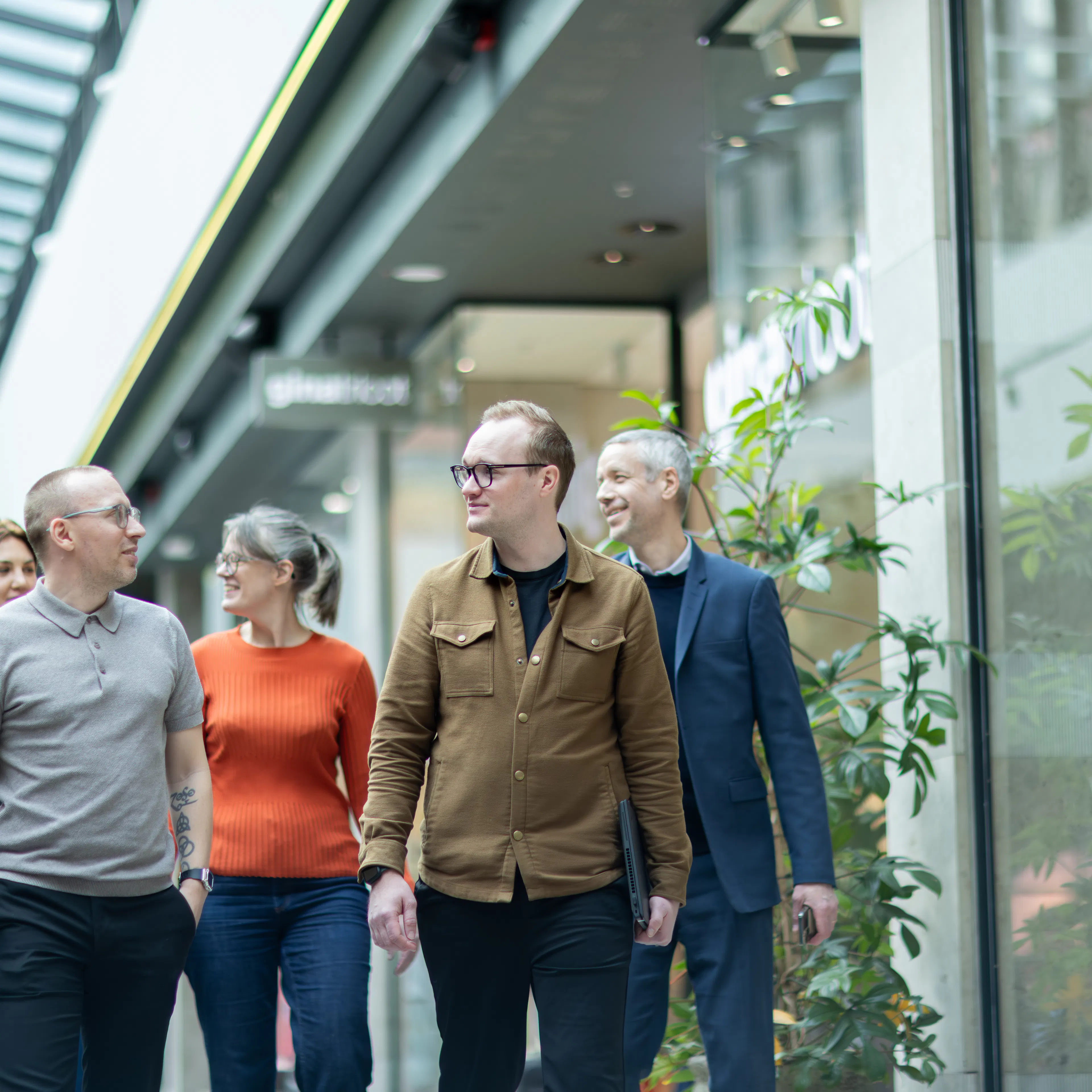 Fem personer som får i en galleria