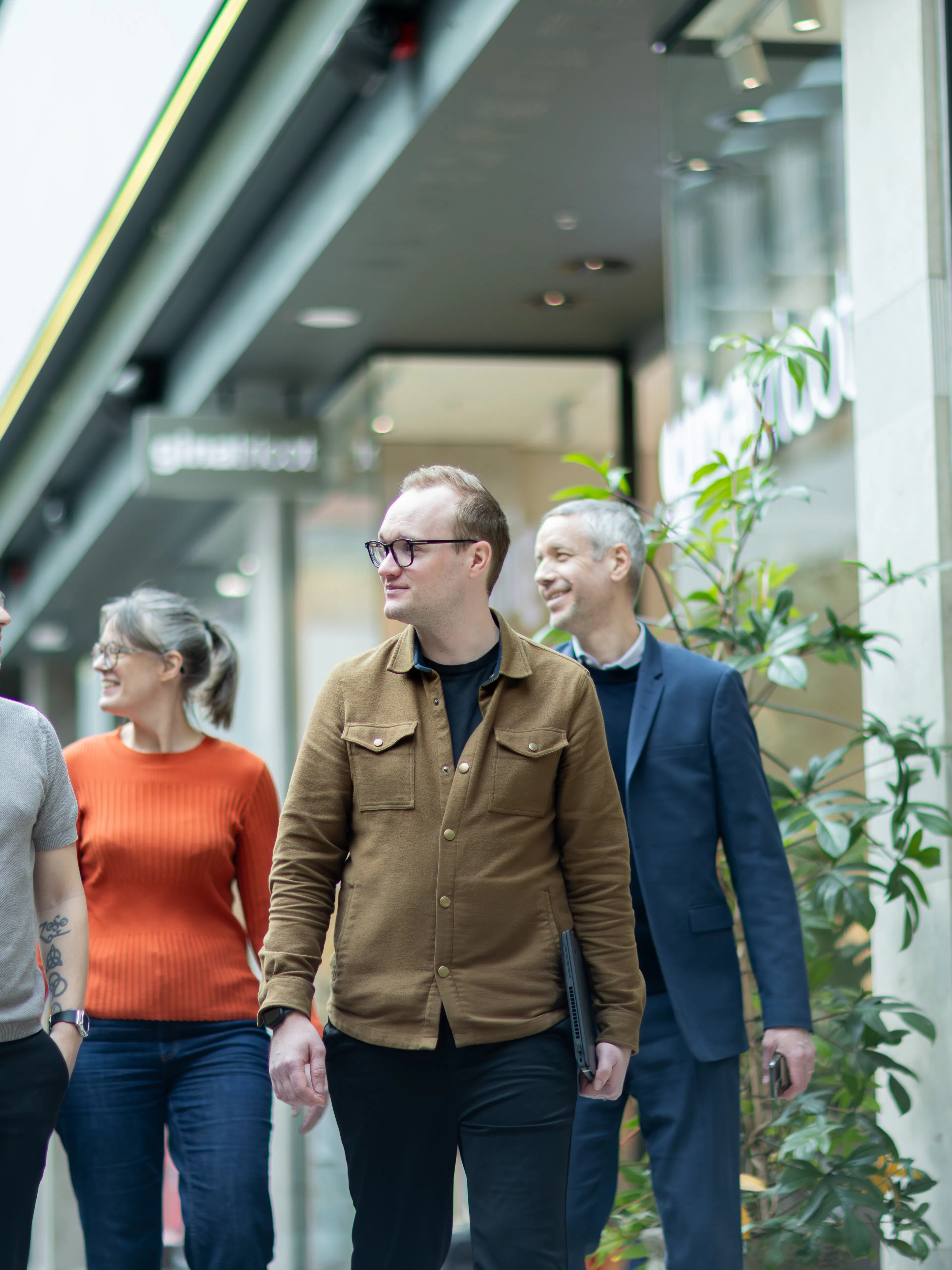 Fem personer som får i en galleria