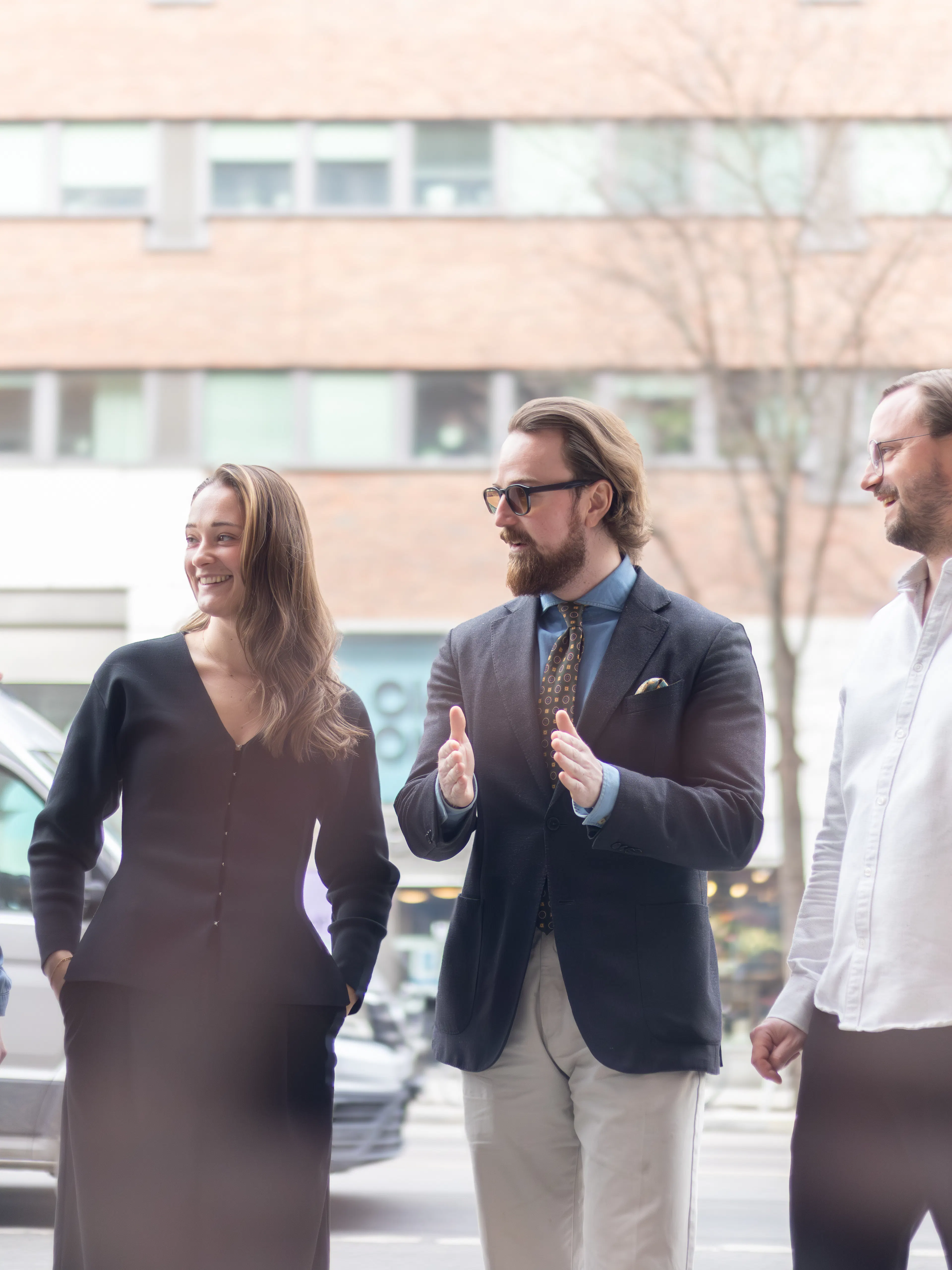Fyra personer som står och diskuterar på gatan.