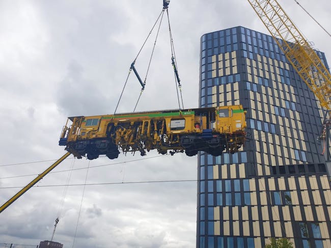 Railstopmachine in hijskraan, 16-daagse werkzaamheden 2020 ProRail Amstelstroomlaan