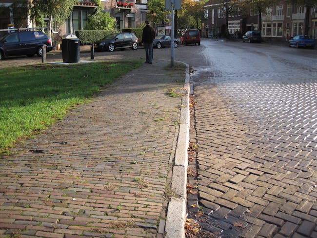 Waardevolle oude klinkers en trottoirbanden in bestrating Haarlem