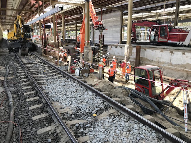 Werkzaamheden nieuwe perrontrap Amstelstation: aanbrengen paalfundering