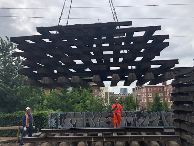 Hijsen van spoordelen bij station Muiderpoort tijdens 16-daagse buitendienststelling Amsterdam 2020