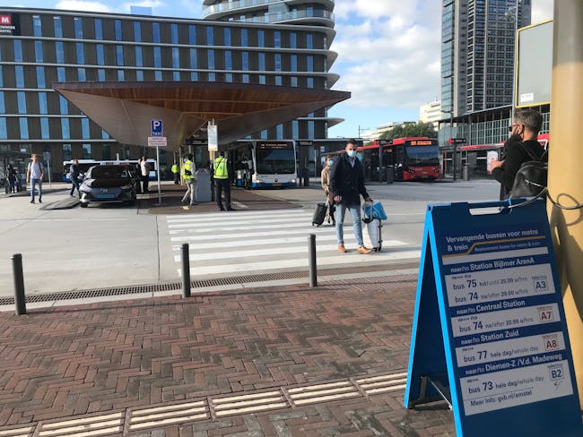 Busstation Amsterdam Amstel tijdens 16-daagse buitendienststelling 2020