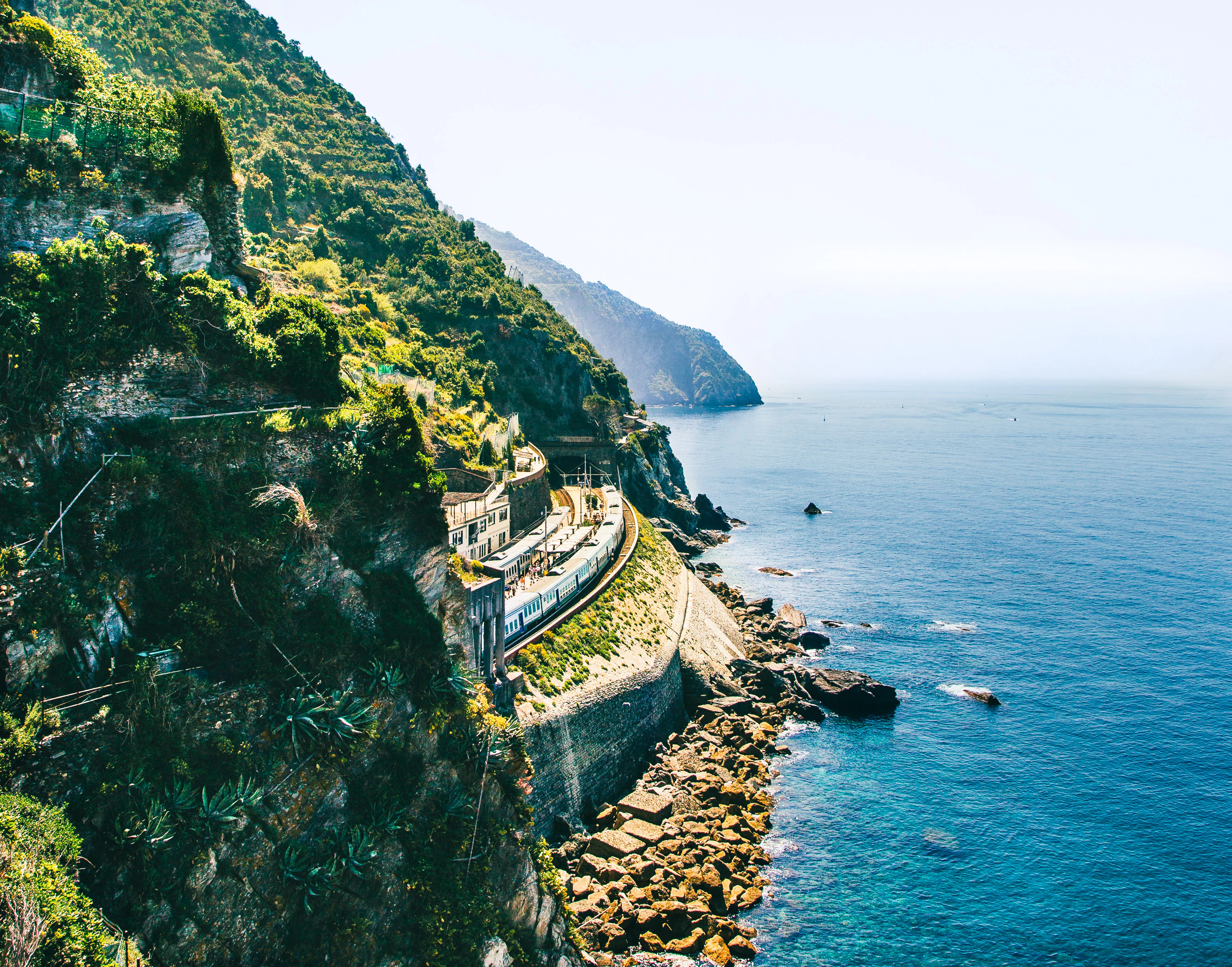 A cliff-view in the Cinque Terre area of Liguria | Crosta & Mollica