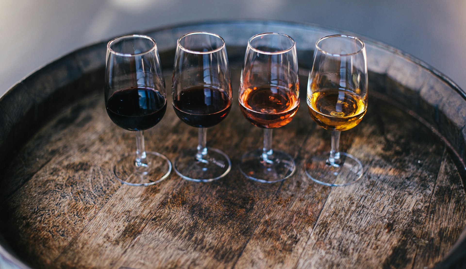 Fire glass portvin på en tønne. Foto