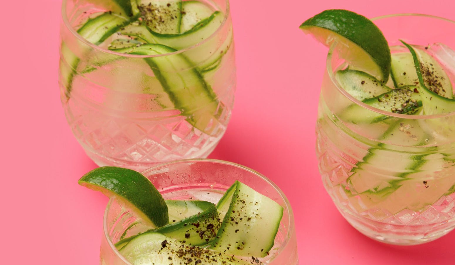 Gin tonic with cucumber and pepper - Summery and refreshing!