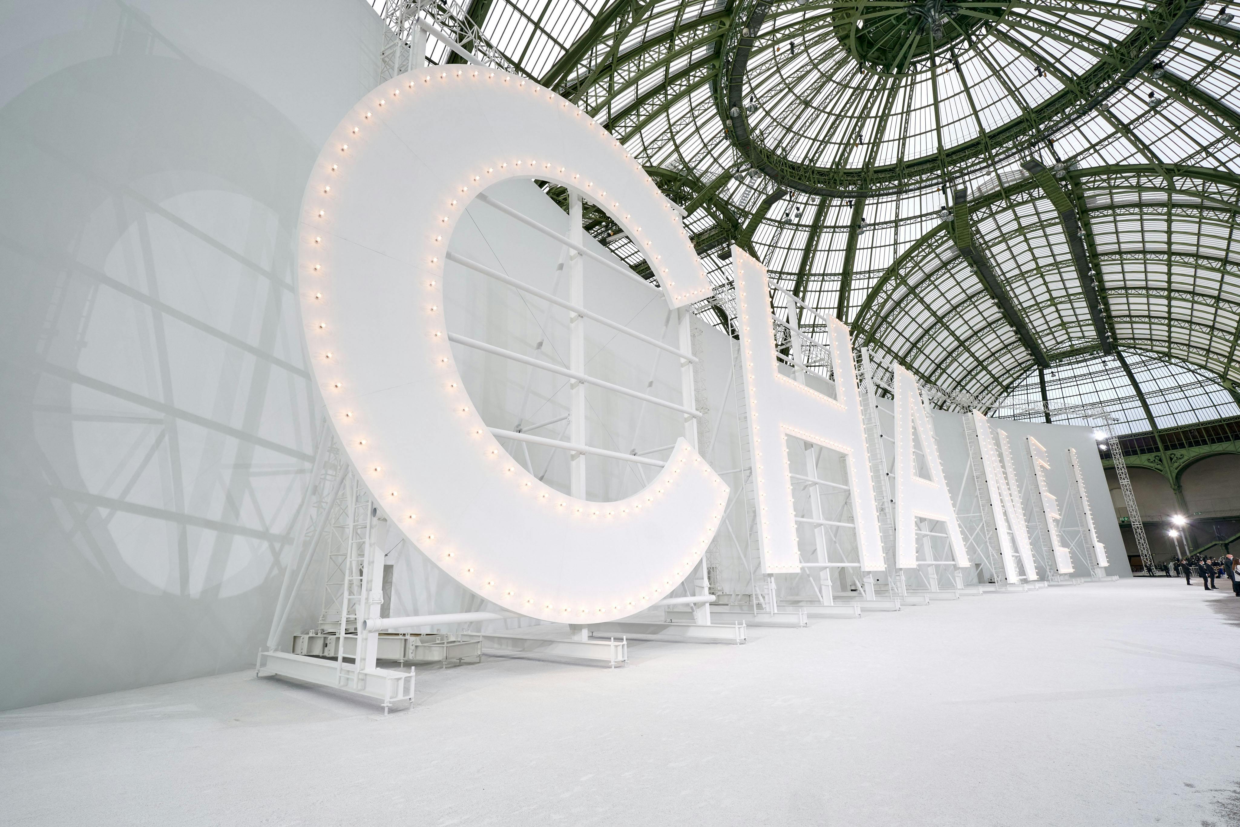 CHANEL SPRING 2021 FASHION SHOW ATMOSPHERE