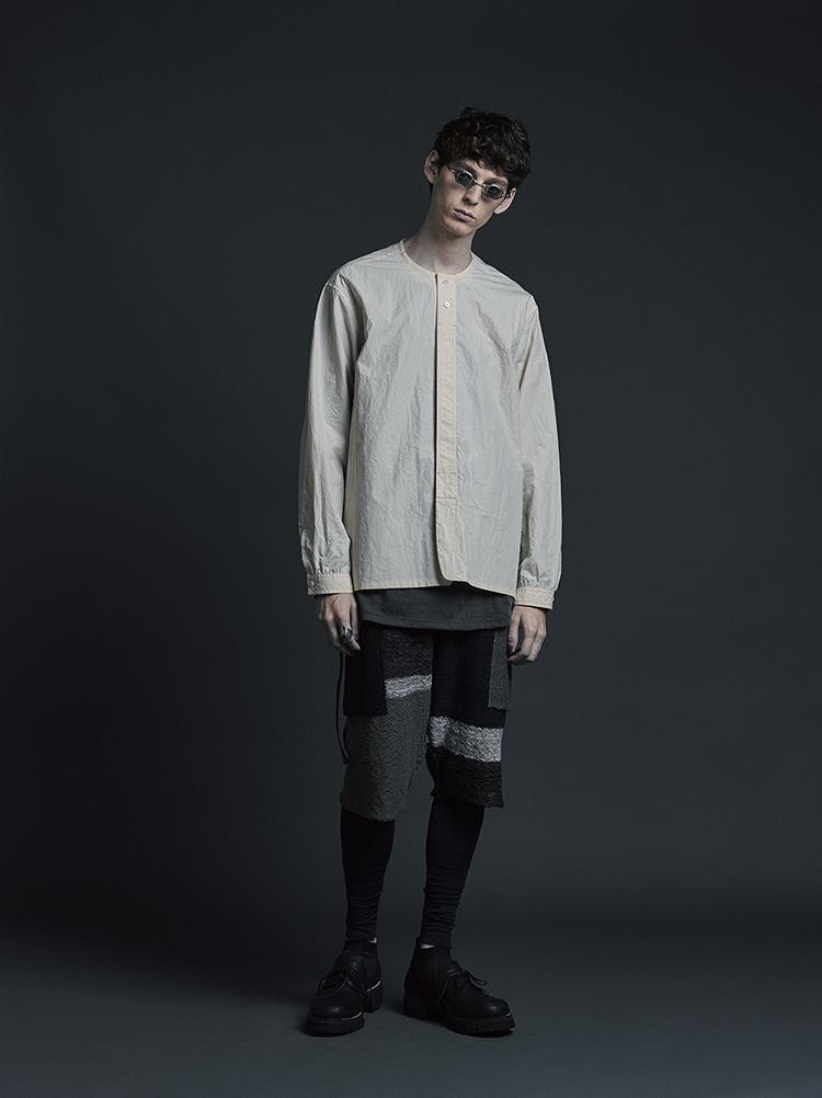 The Viridi-Anne Campaign Shrinked Cotton Collarless Shirt in White Patch Work Layered Shorts SS20