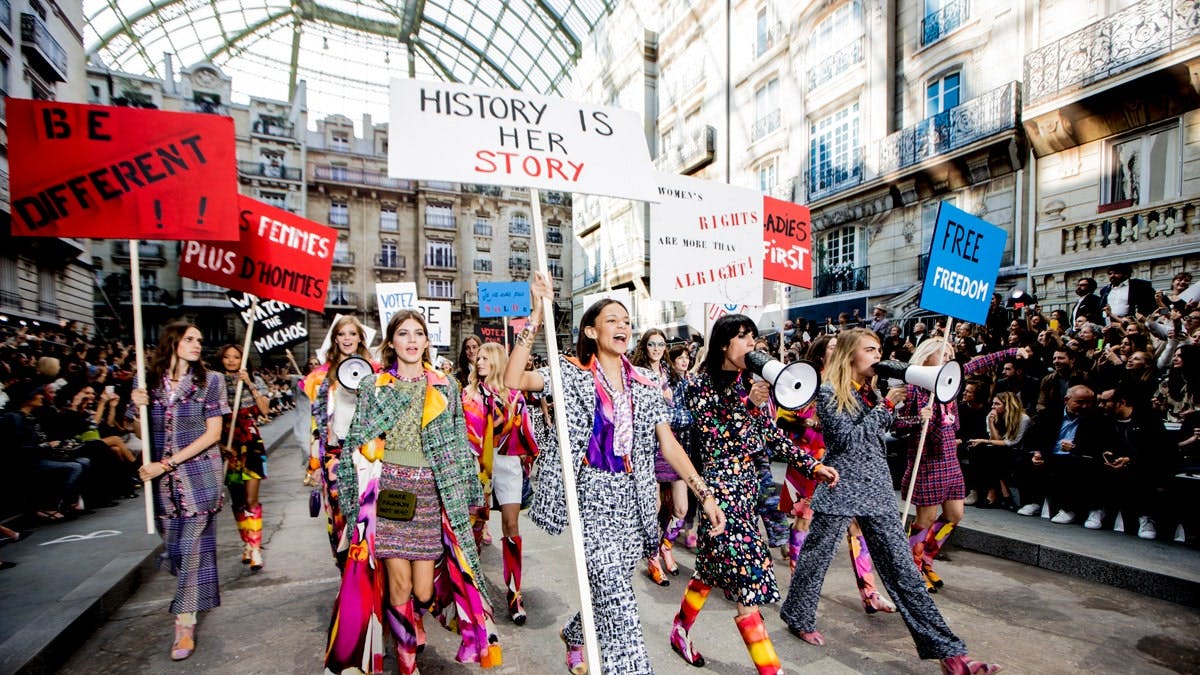 CHANEL 2015: TYPOGRAPHIC MESSAGES OF A FEMINIST PROTEST