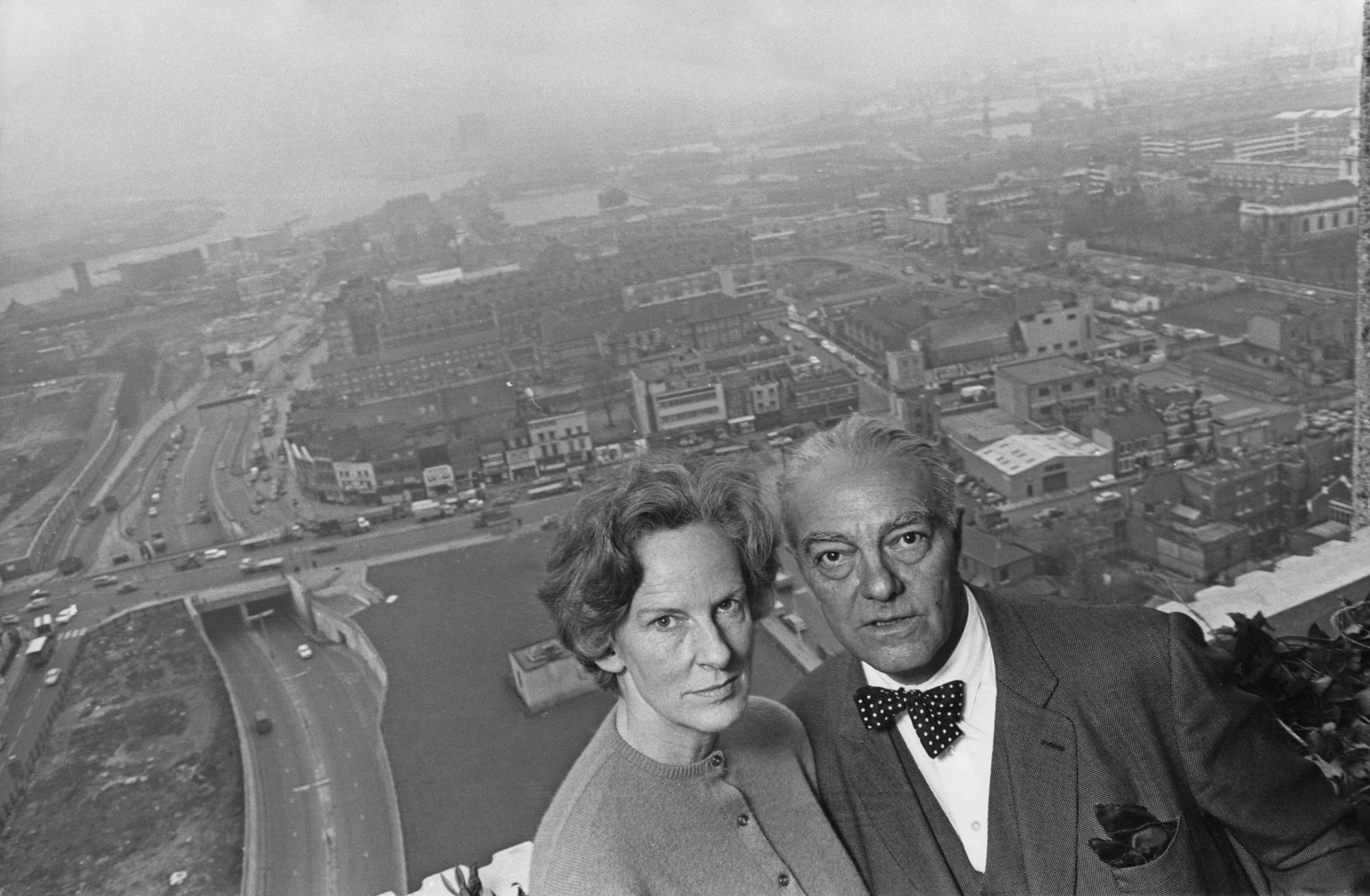 Ernö and Ursula Goldfinger on their balcony in the Balfron Tower