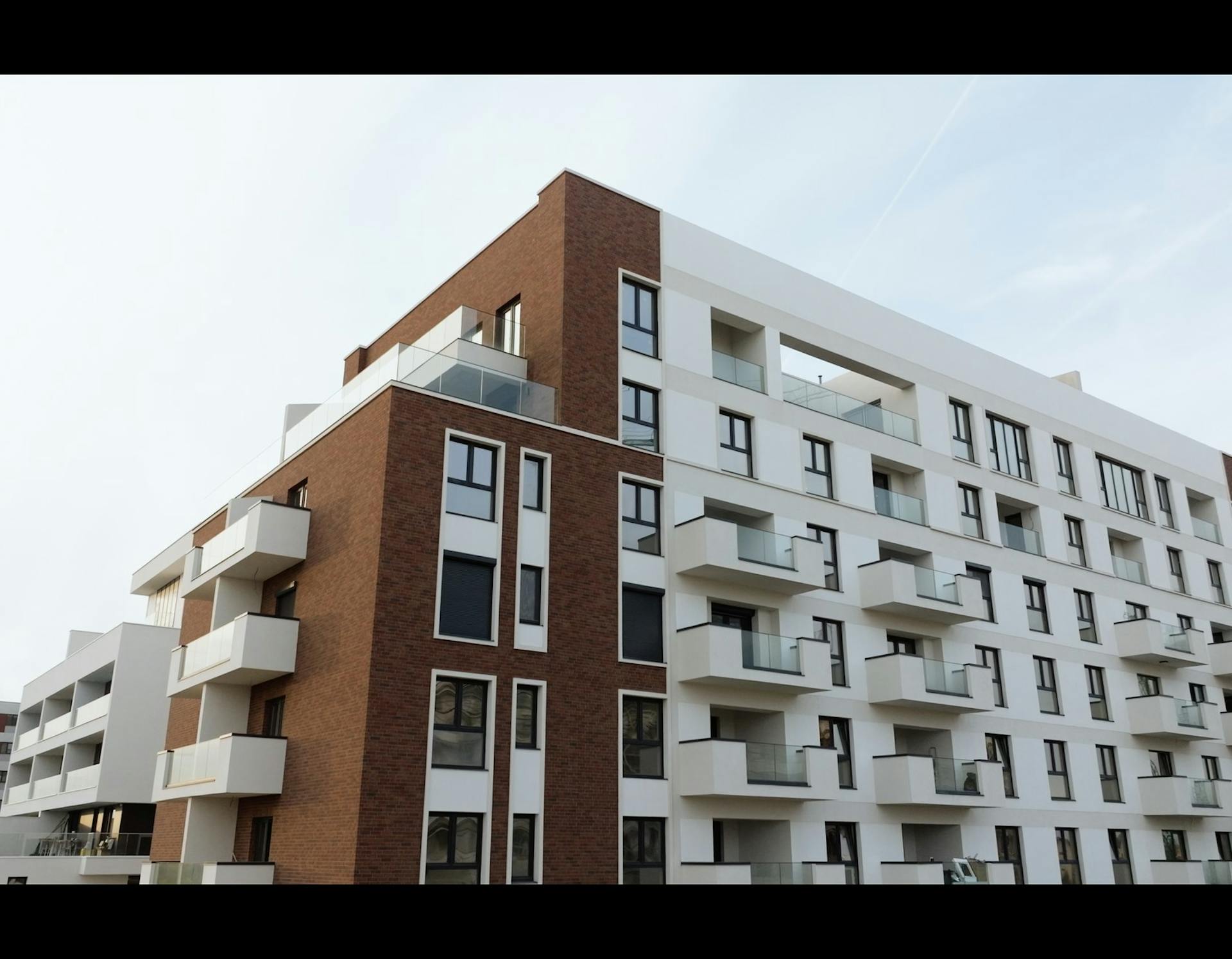 Fațada modernă și elegantă a ansamblului Crystal North Pipera, Bucureșt