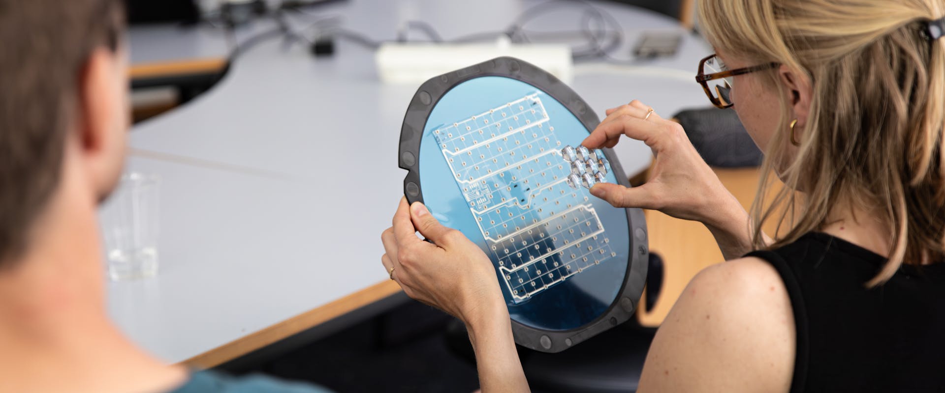 Frau inspiziert eine Solarzelle