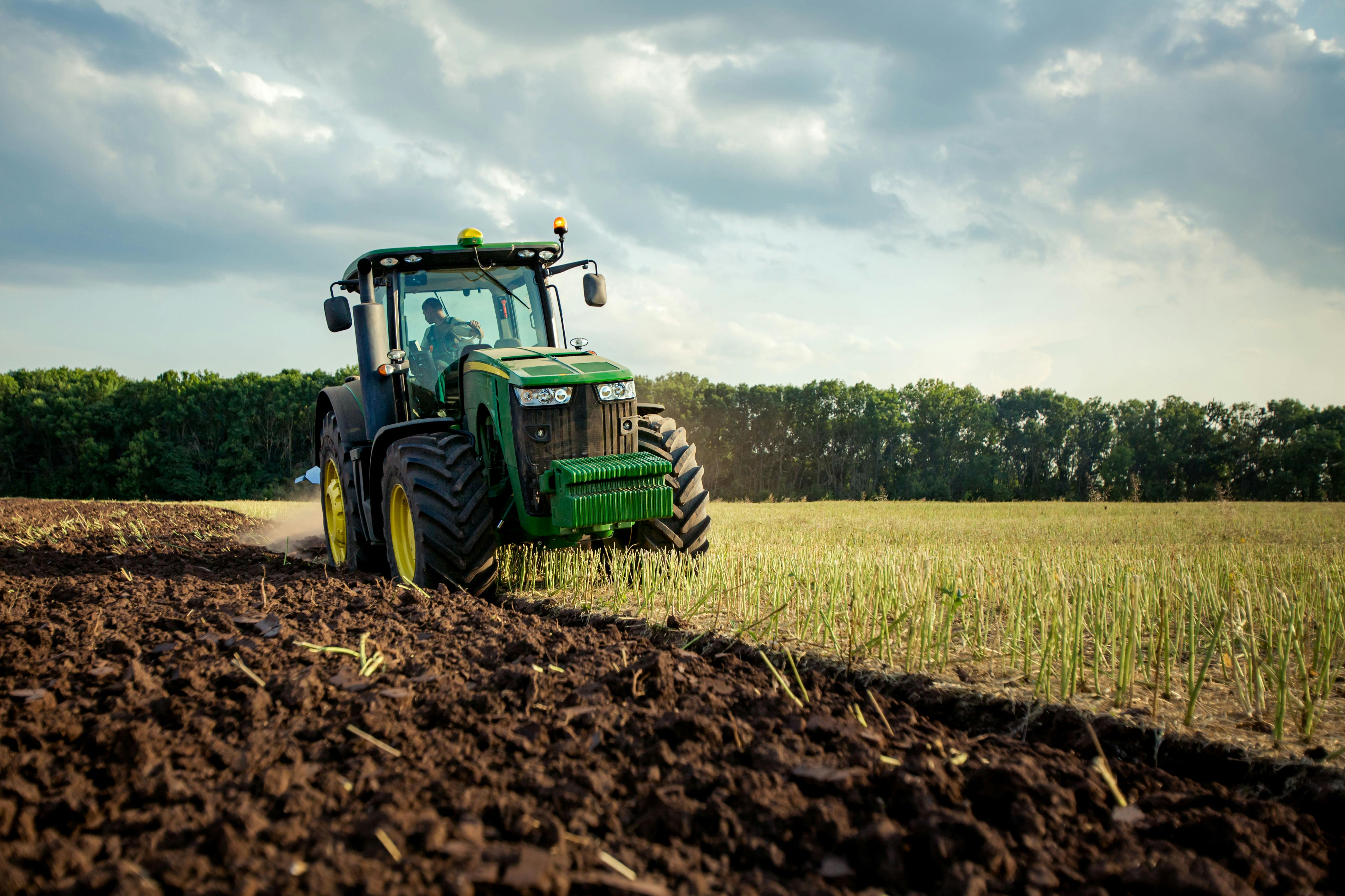 Un tracteur dans un champ en pleine campagne.