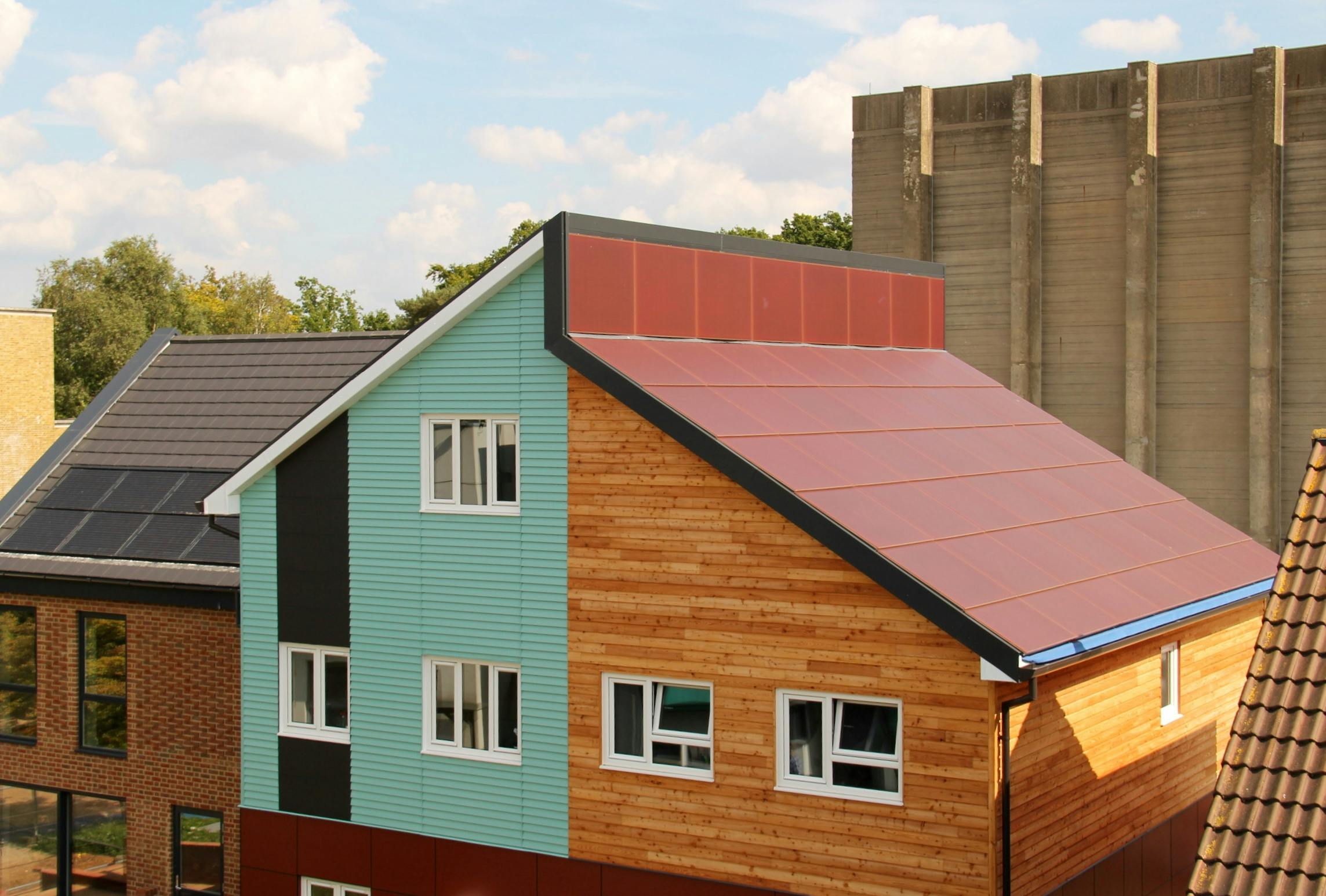 Holzhaus mit braunen Sonnenkollektoren