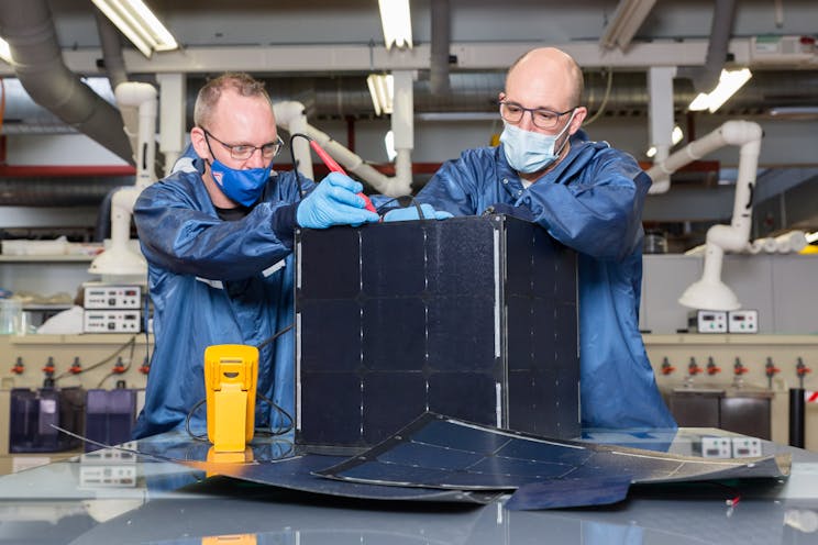 Deux engineers working on the Strateole-2 basket