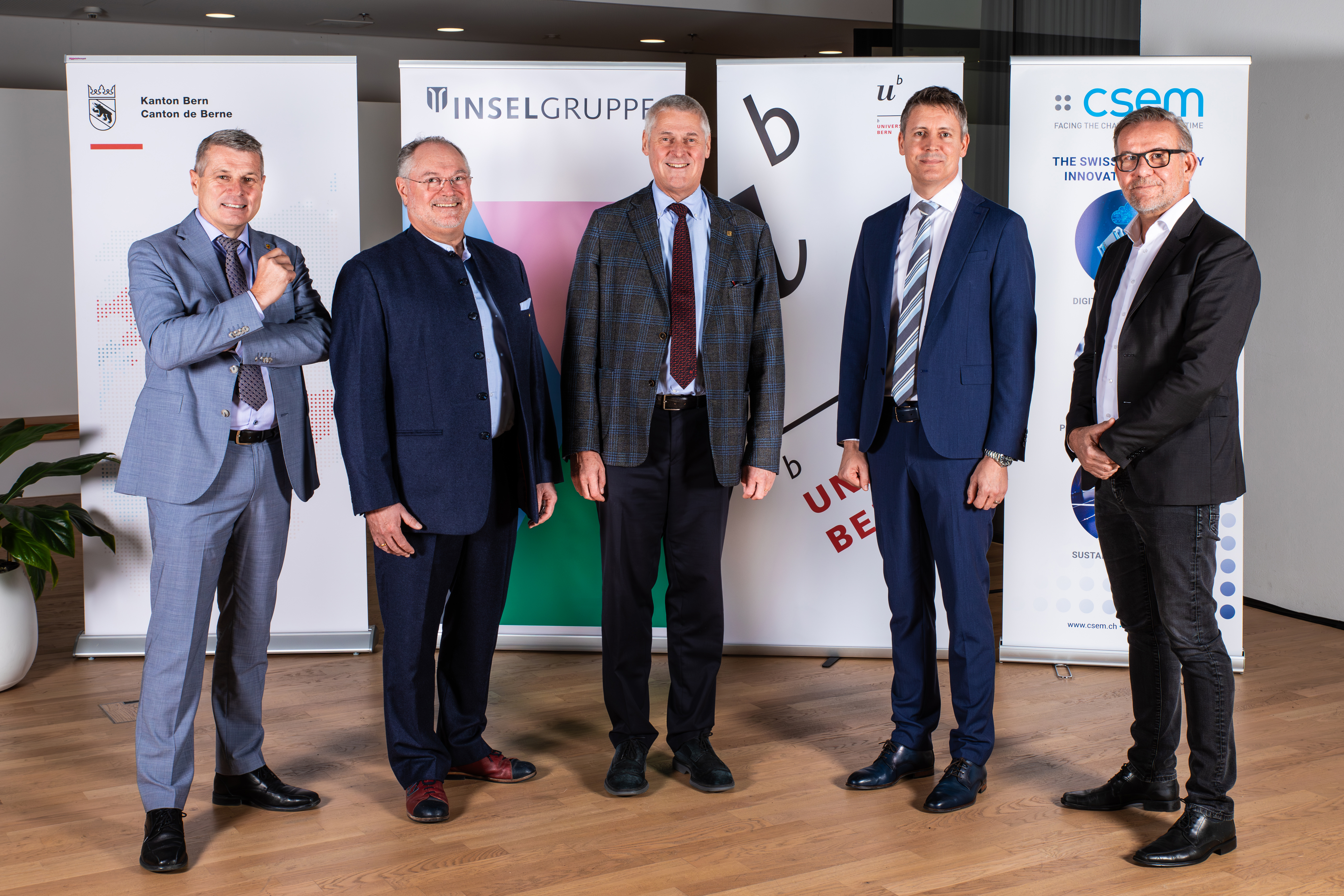 Left to right : Christoph Amman, Regierungsrat, Kanton Bern - Wirtschafts-, Energie- und Umweltdirektion / Dr. med. h.c. Uwe E. Jocham, Direktionspräsident, Insel Gruppe / Prof. Dr. Christian Leumann, Rektor, Uni.BE /  Dr. Alexandre Pauchard, CEO, CSEM / Jens Krauss, V.P. Systems, CSEM