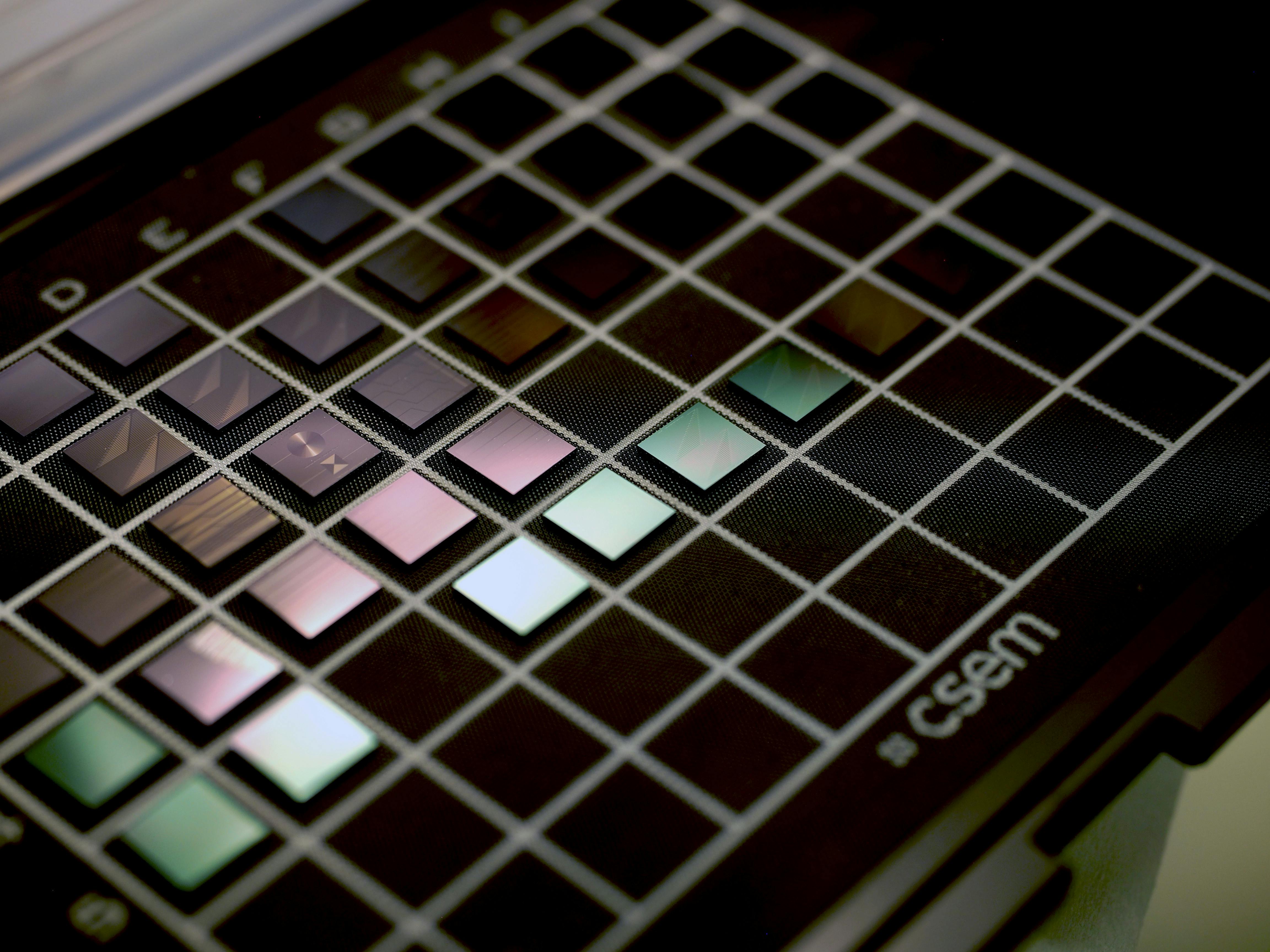 Mehrere 5x5 mm² große Chips, die auf der Lithiumniobat-auf-Isolator (LNOI)-PIC-Plattform des CSEM hergestellt wurden.