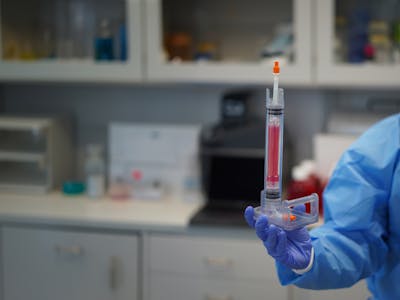 A hand holding a bioreactor to grow vein grafts developed by CSEM and ClexBio 
