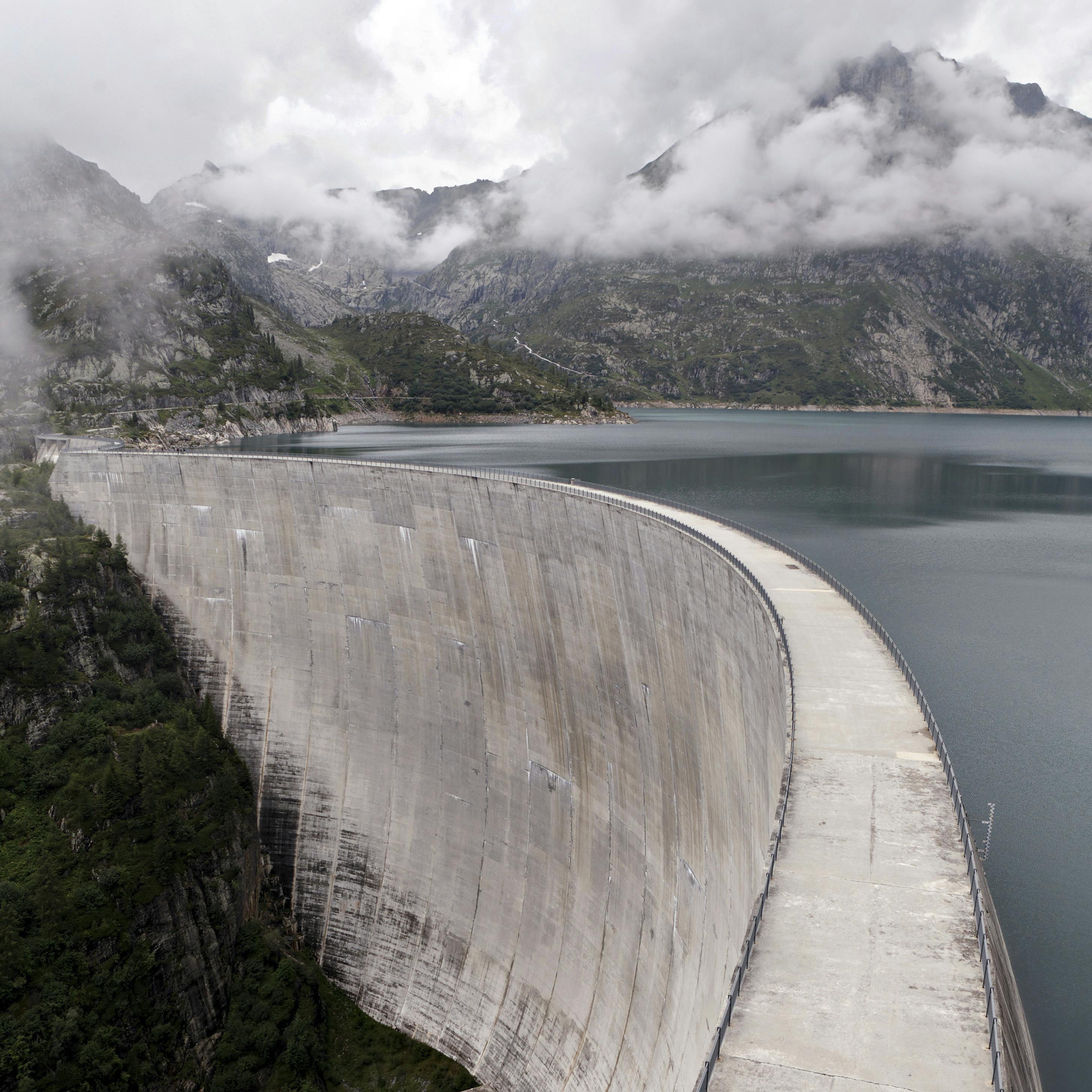 Un barrage d'eau dans les montagnes.