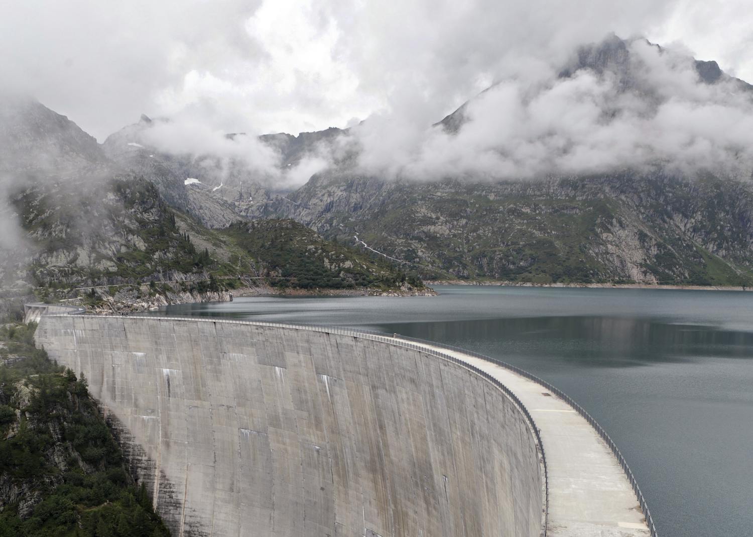 Un barrage d'eau dans les montagnes.