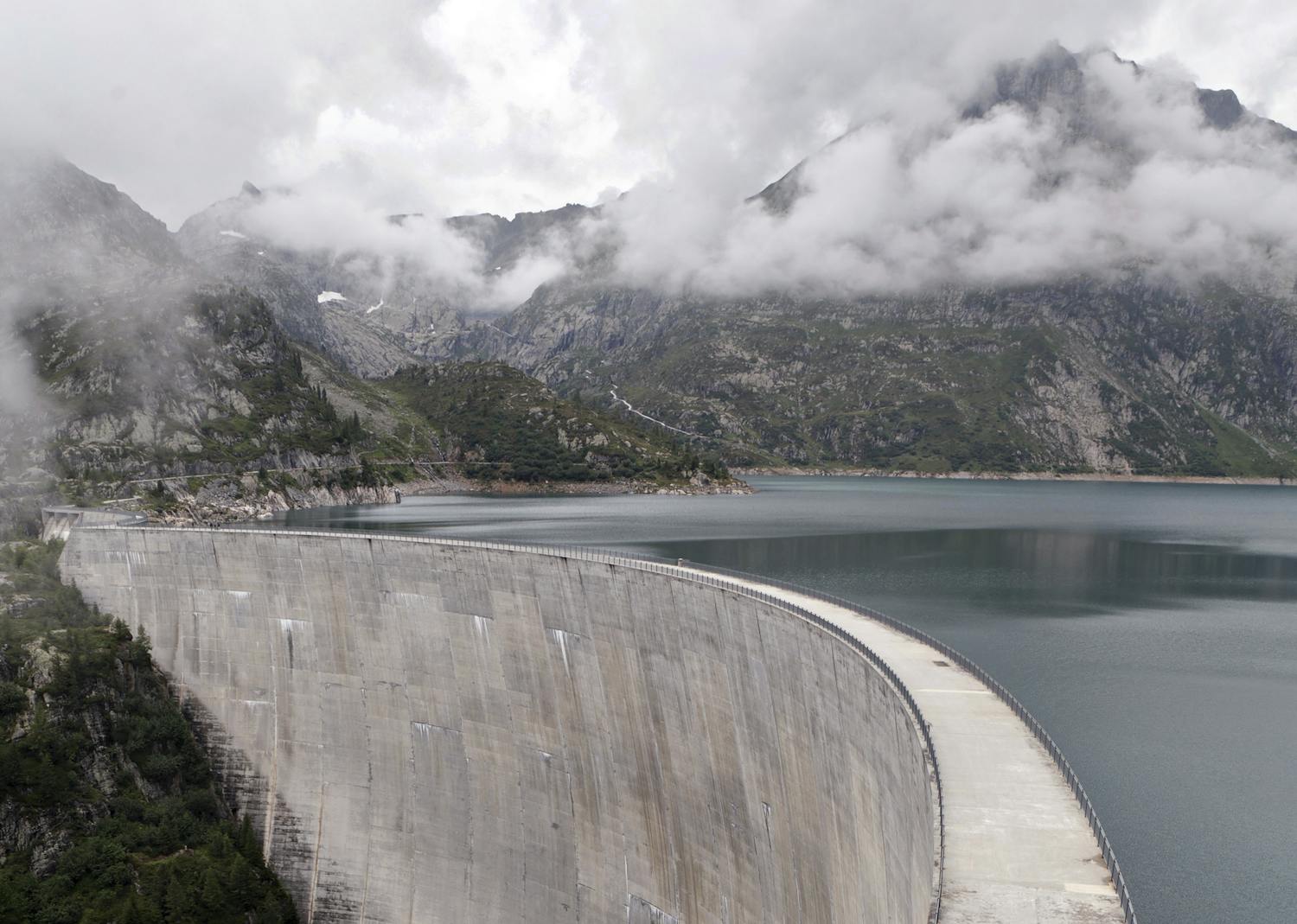 Ein Wasserdamm in den Bergen.
