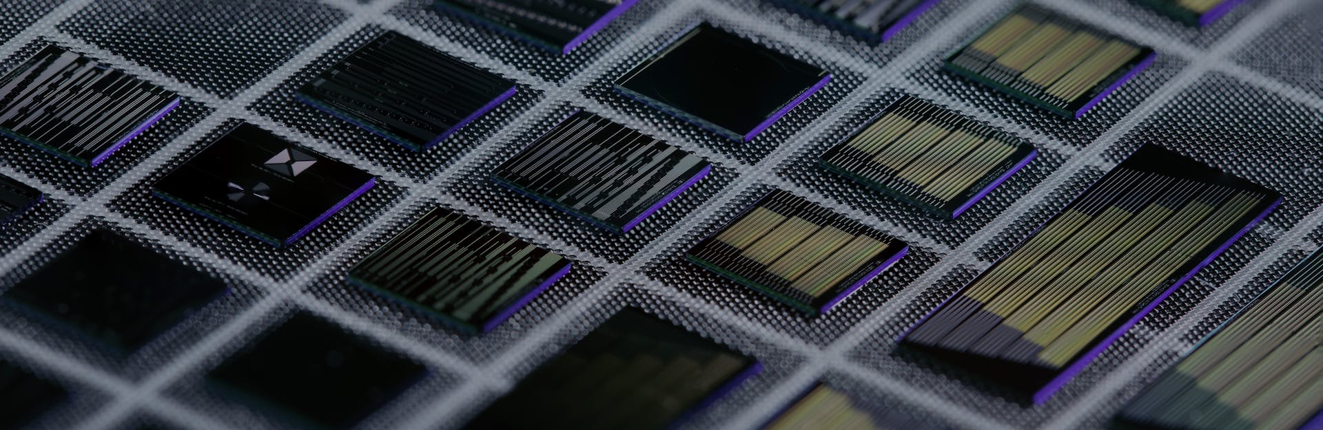 Multiple 5x5 mm² chips fabricated on CSEM's TFLN PIC platform.