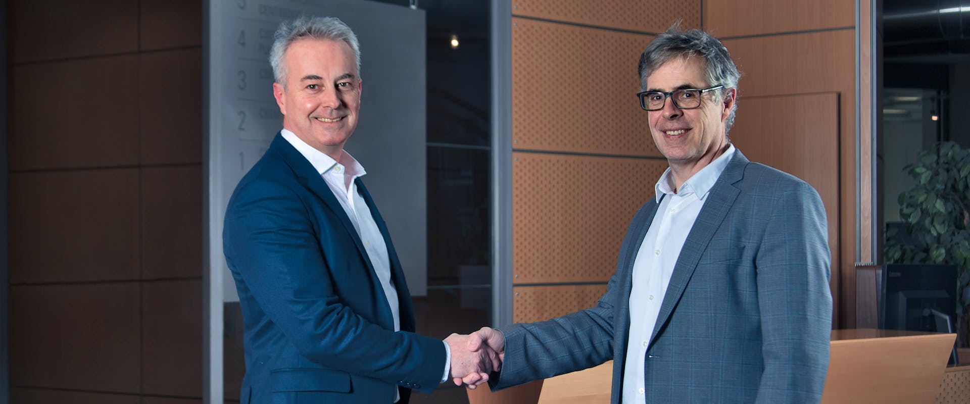 Jérôme Le Gouévec and Christophe Ballif shaking hands in CSEM building in Neuchâtel