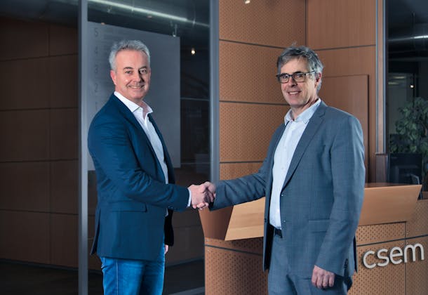 Jérôme Le Gouévec and Christophe Ballif shaking hands in CSEM building in Neuchâtel