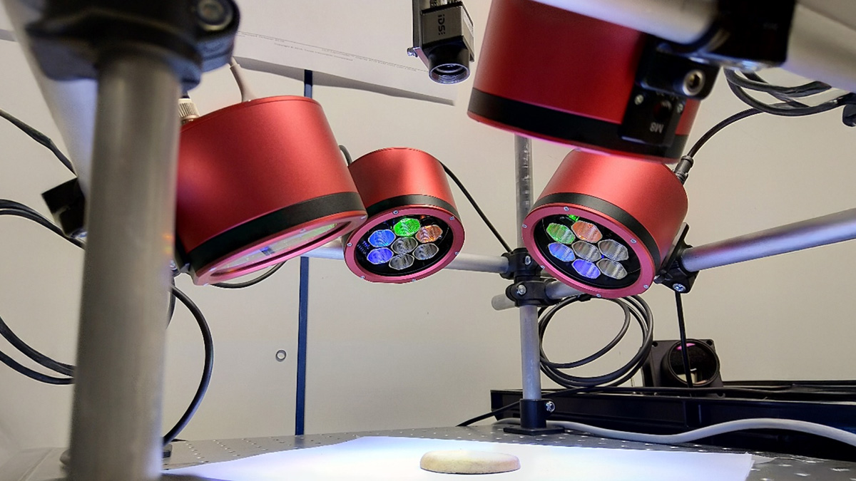 Multispectral camera system to suppress the ambient parasitic light effects.