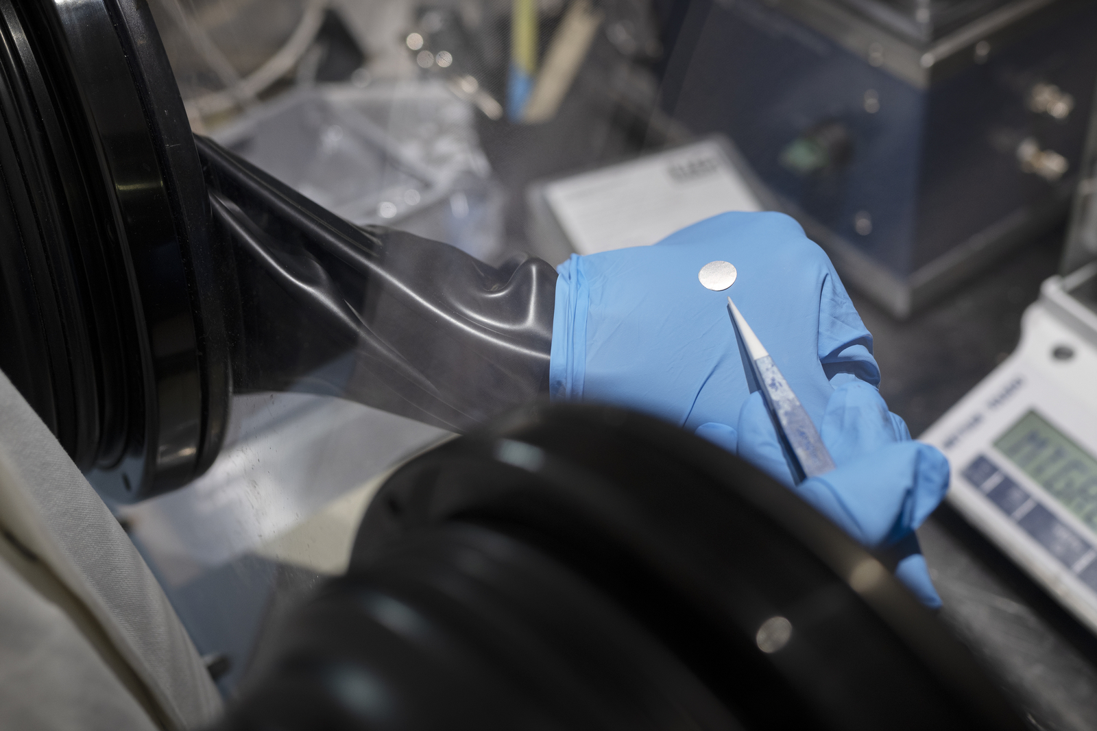 Lithium metal anode ready for coin cell integration