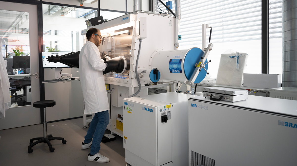 Vacuum thermal evaporation for lithium-metal layer deposition