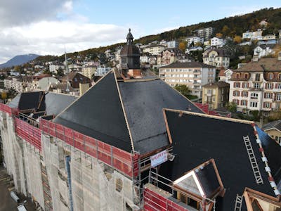 The Collège des Parcs in Neuchâtel, slated for completion in 2025, now features a dynamic solar-tiled roof, a collaborative innovation by Freesuns and CSEM.