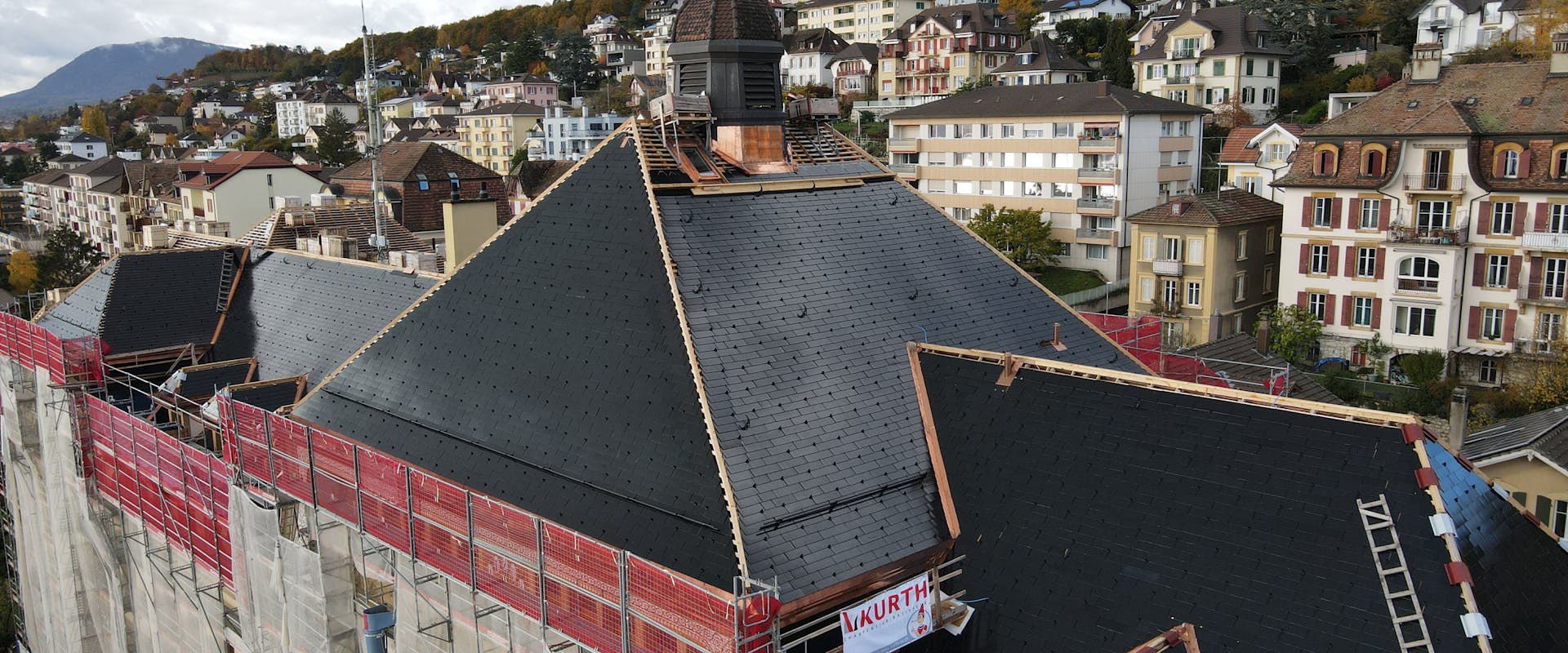 Le Collège des Parcs à Neuchâtel, en rénovation jusqu’en 2025, possède maintenant une toiture active recouverte de milliers de tuiles solaires issues du partenariat entre le CSEM et Freesuns.