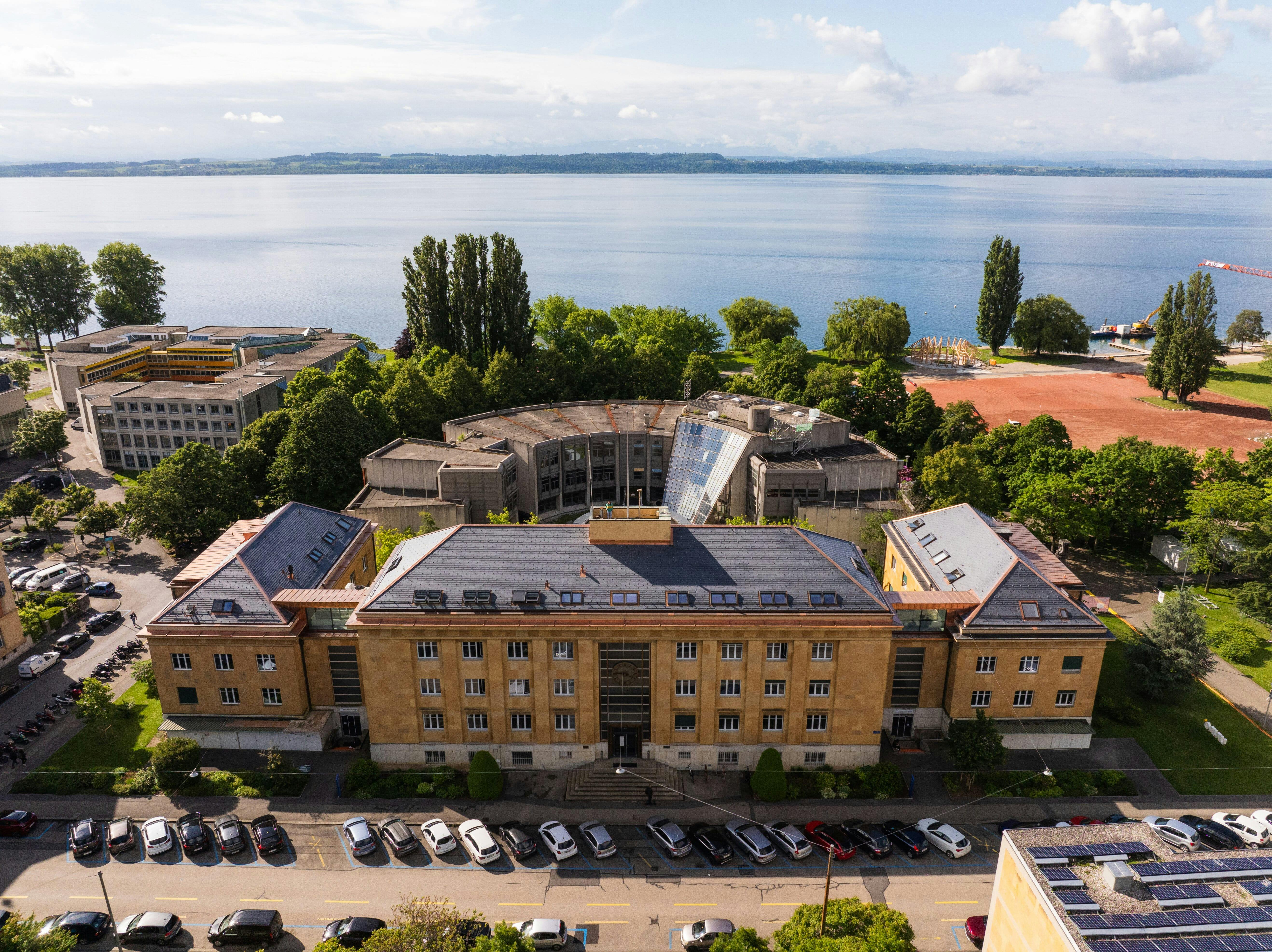 The A.-L. Breguet building, under renovation until 2025, now features an active roof covered with the new gray variant of solar tiles resulting from the partnership between CSEM and Freesuns.