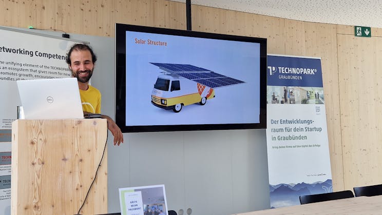 Curdin Wuethrich, CEO chez Soleva, anime la conférence sur leur van 100% autonome au Technopark Graubünden.