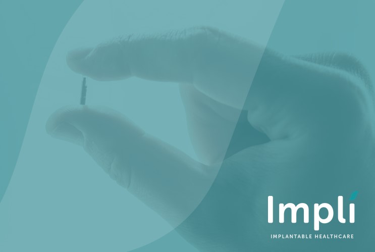 Hand, die den implantierbaren Biosensor CERES zwischen Finger und Daumen hält