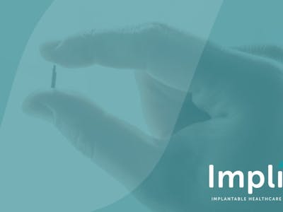 Hand, die den implantierbaren Biosensor CERES zwischen Finger und Daumen hält