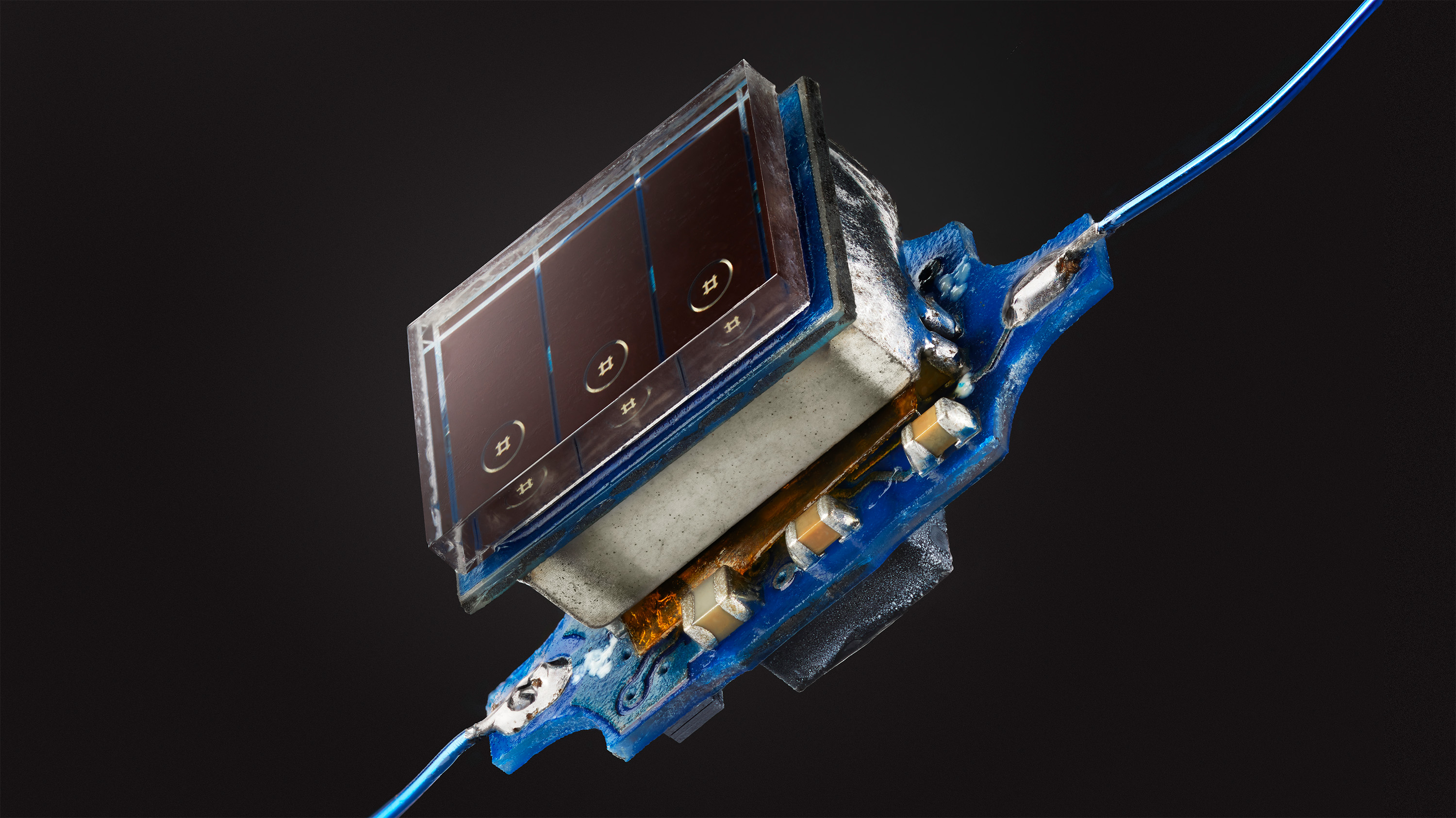 Miniature autonomous wireless sensing for IoT