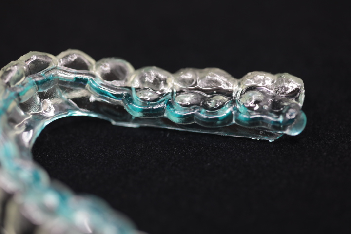 Zoom auf Mikrokanäle, blau gefärbt.