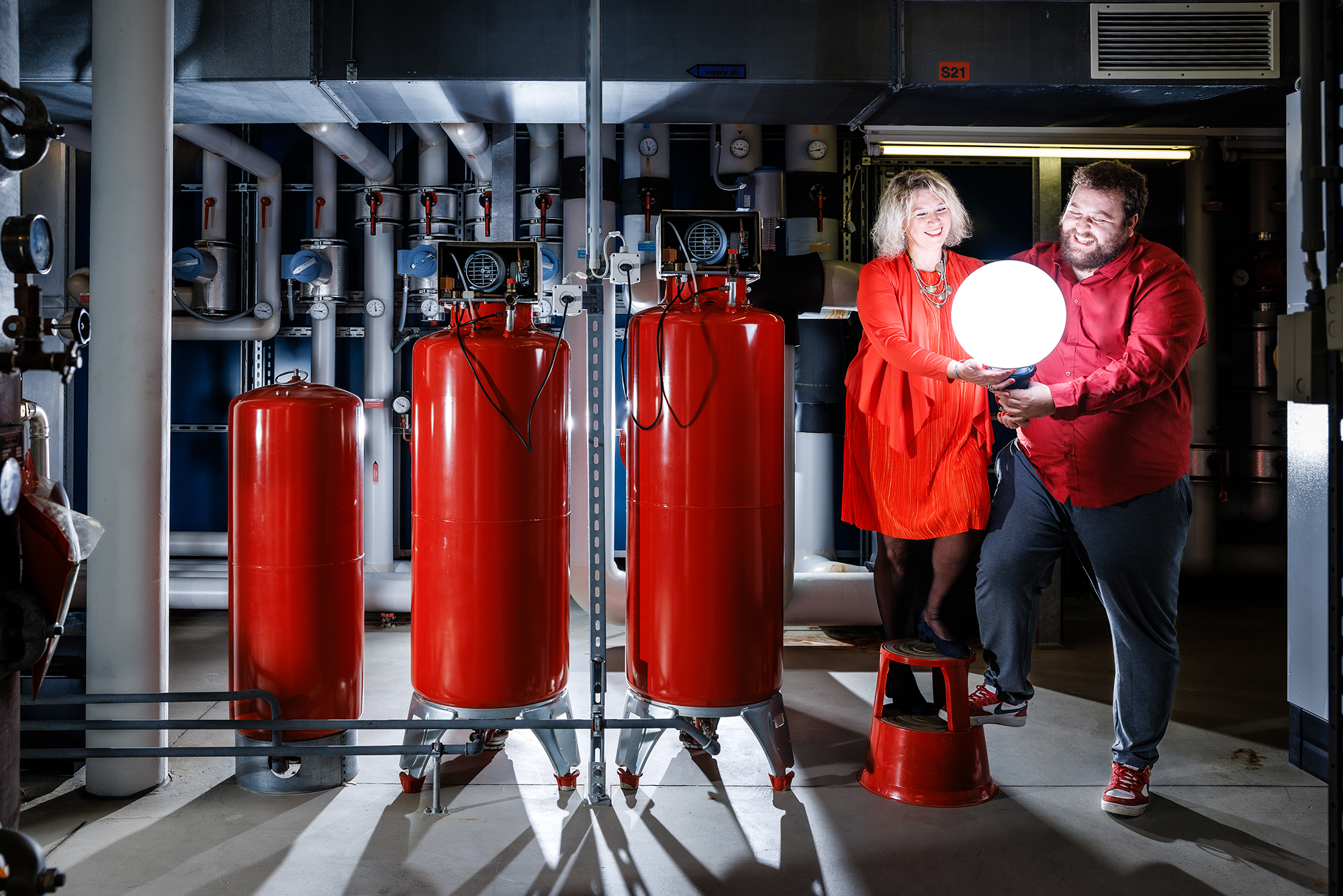 Two CSEM employees holding a lightbulb and smiling