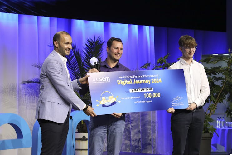 Bahaa Roustom, VP Marketing & Business Development bei CSEM (links), überreicht den Hauptpreis der „CSEM Digital Journey 2024“ an das Team von Varioprint AG für ihre innovative PCB-Inspektionslösung.