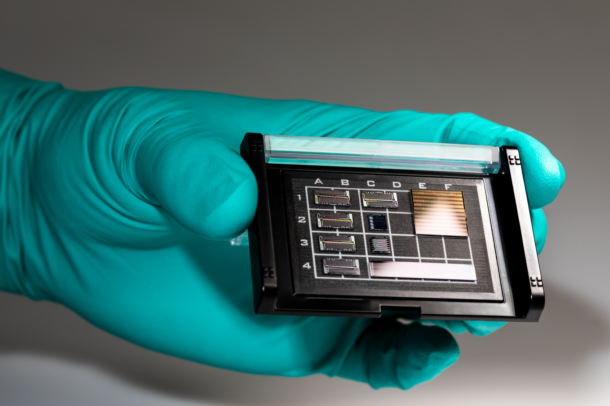 Ce wafer fabriqué par CCRAFT contient une dizaine de composants pour le traitement haute performance des informations optiques. 