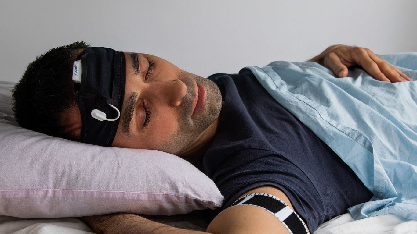 Individu équipé du dispositif ULTEEMNite du CSEM positionné sur le front pour la surveillance EEG.​ 