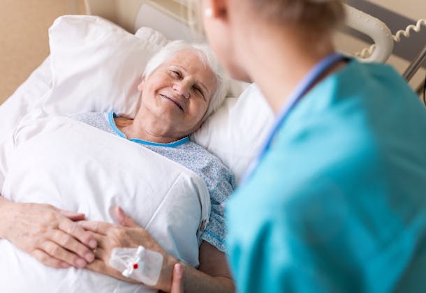 Le projet QUESTIONED, financé par le BMCC, recourt à une surveillance avancée de l'activité cérébrale pour réduire le délire postopératoire (POD) chez les patients âgés.