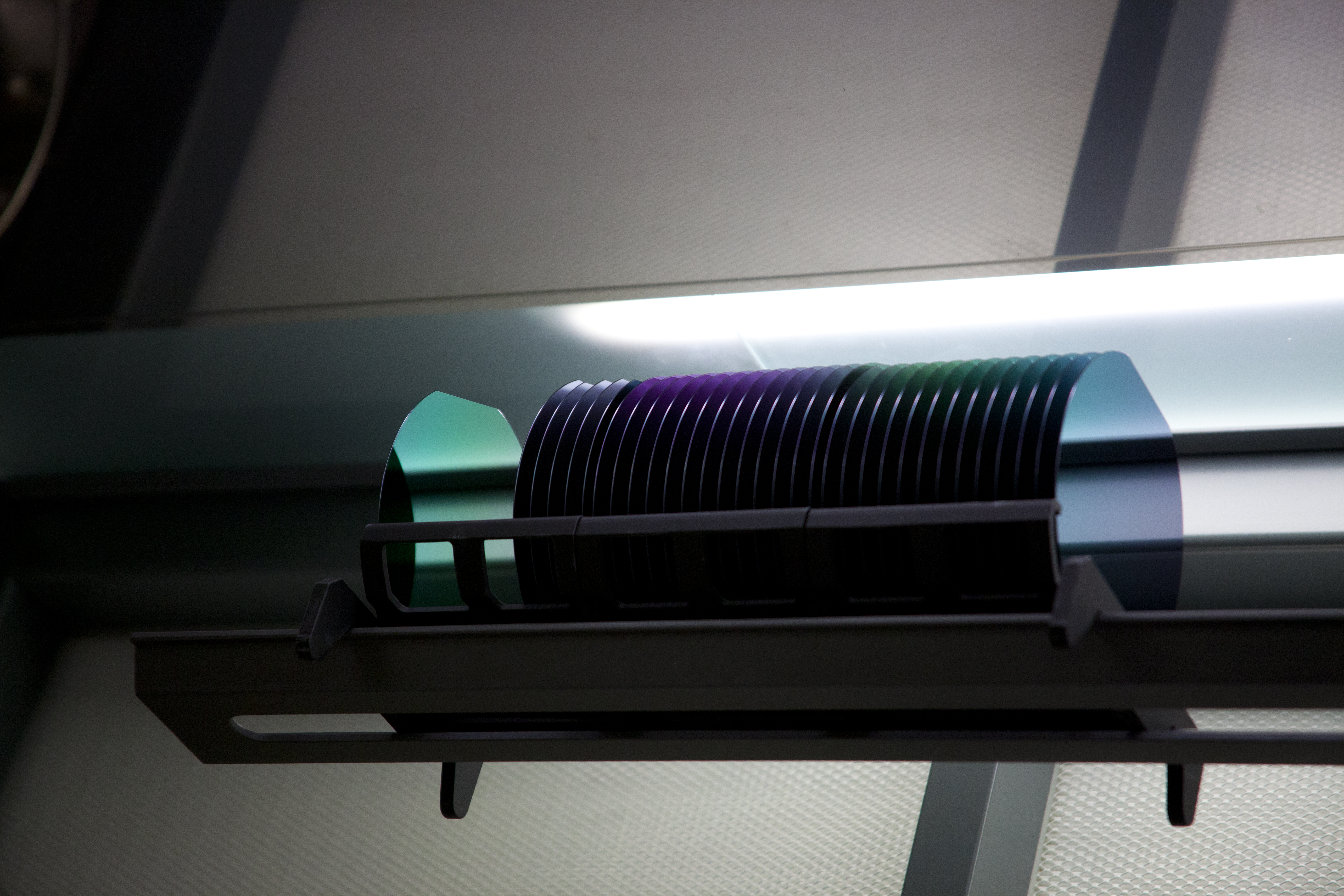 CCRAFT débute sa production à partir de la salle blanche du CSEM avec une ligne pilote 150 mm. Au cours des 3 prochaines années, l’entreprise étendra sa production sur un site dédié dans la région, afin d’atteindre des volumes élevés, et elle fournira des wafers 200 mm. 