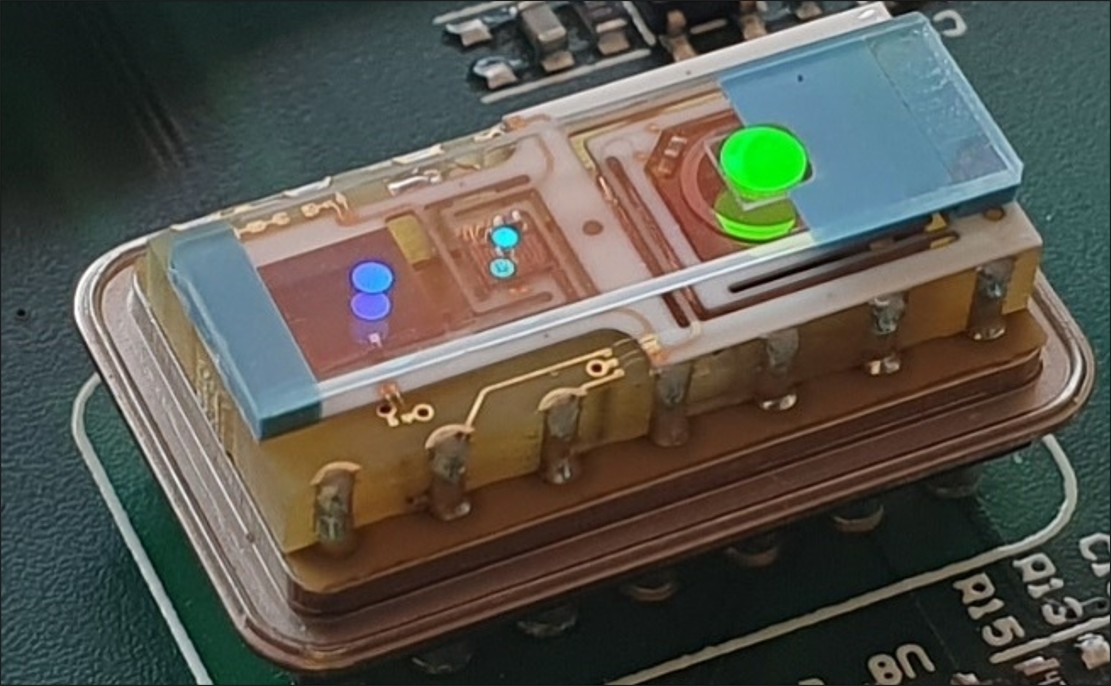 Diffractive light guide for beam expansion with a minimal footprint in a miniature atomic clock